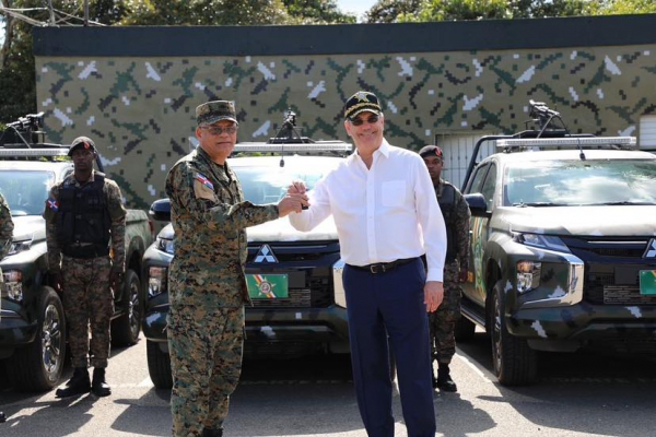 Presidente Luis Abinader entrega camionetas y motores para reforzar la seguridad en la zona fronteriza
