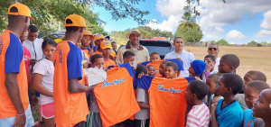 Entrega de uniformes y útiles deportivos en Sabana Higüero